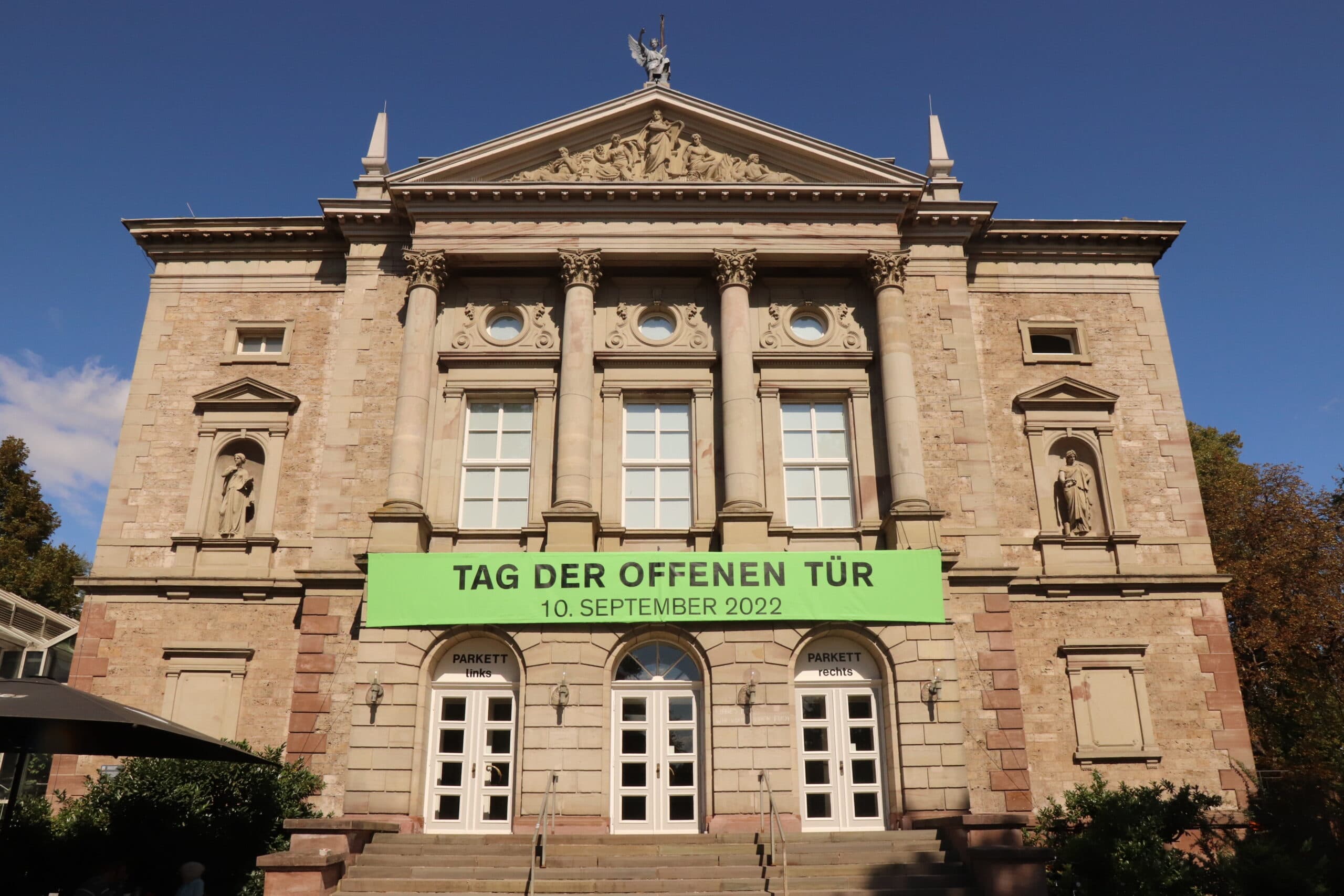 Deutsches Theater Göttingen mit grünem Tag der offenen Tür Banner